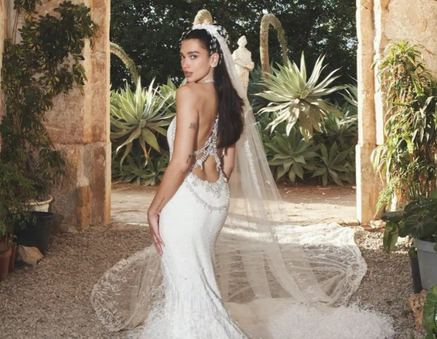 Dua Lipa zbulon detajin emocionues të fshehur në fustanin e saj të nusërisë